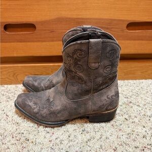 Roper Women's Brown Leather Detailed Boots